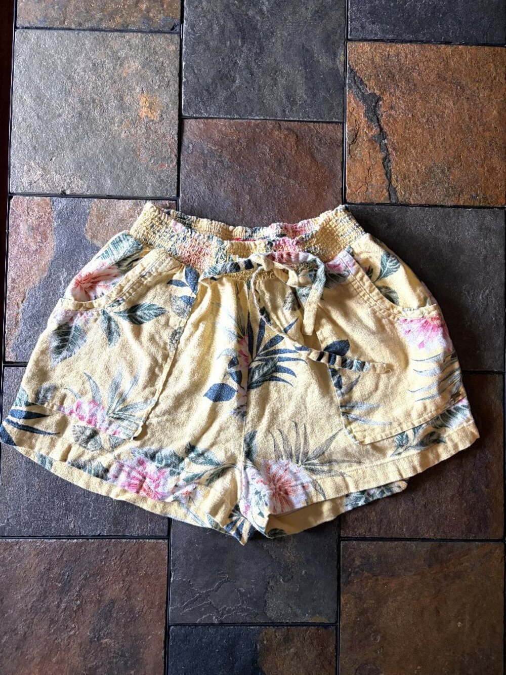 GUESS linen blend floral yellow tropical drawstring shorts size M